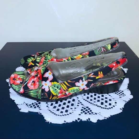 NWOT Life Stride Soft System Tropical Flor… - Picture 2 of 8